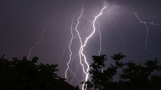 Ein Blitz am dunklen Himmel